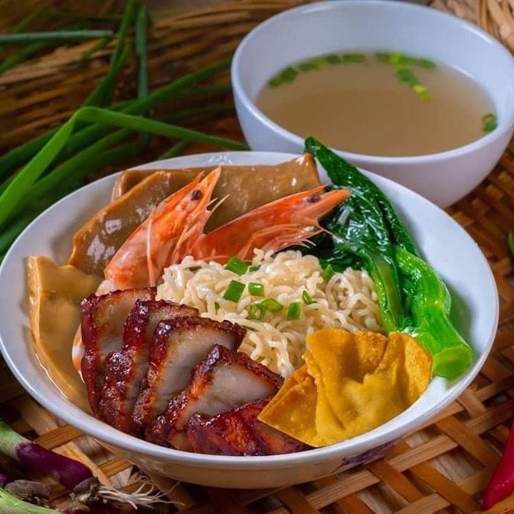 Dry Wonton Mee noodles with char siu, prawns, wontons, vegetables, and a side soup.
