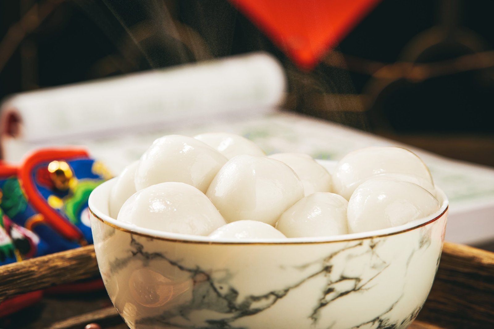  A close-up of a steaming bowl of Tangyuan